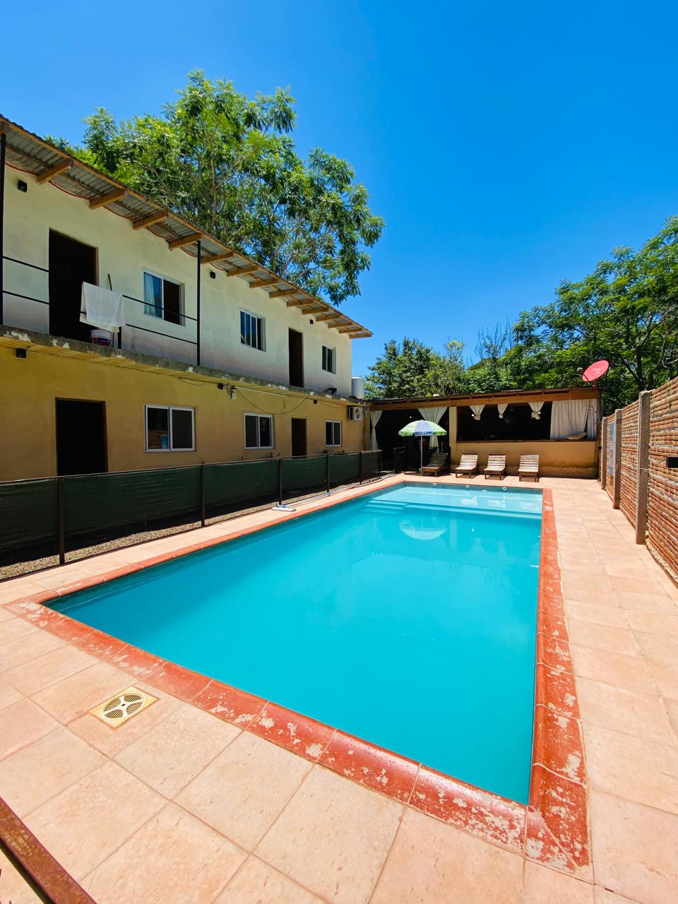 Vista panorámica de la piscina y edificio de departamentos Selva Iguazú