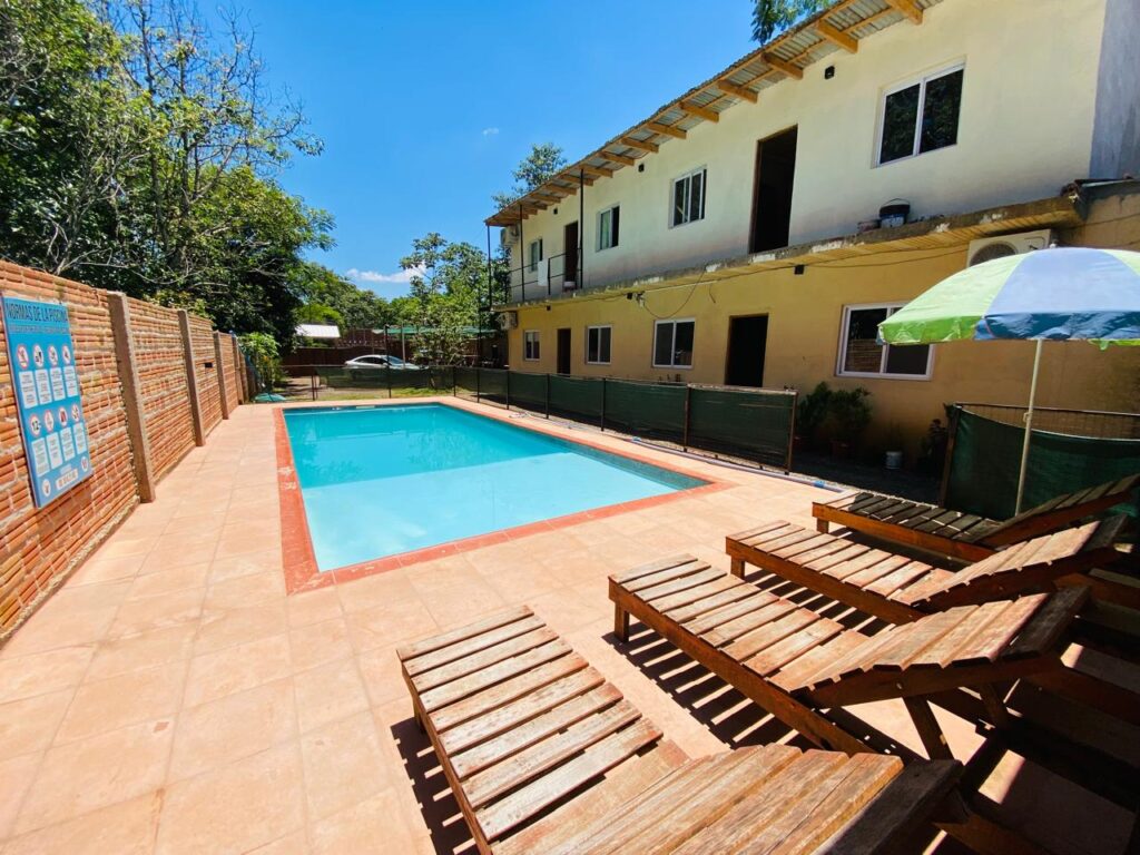 Piscina con reposeras de madera y solarium en Selva Iguazú, Puerto Iguazú