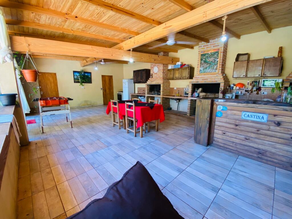 Área de cantina con metegol y parrilla en el quincho de Selva Iguazú