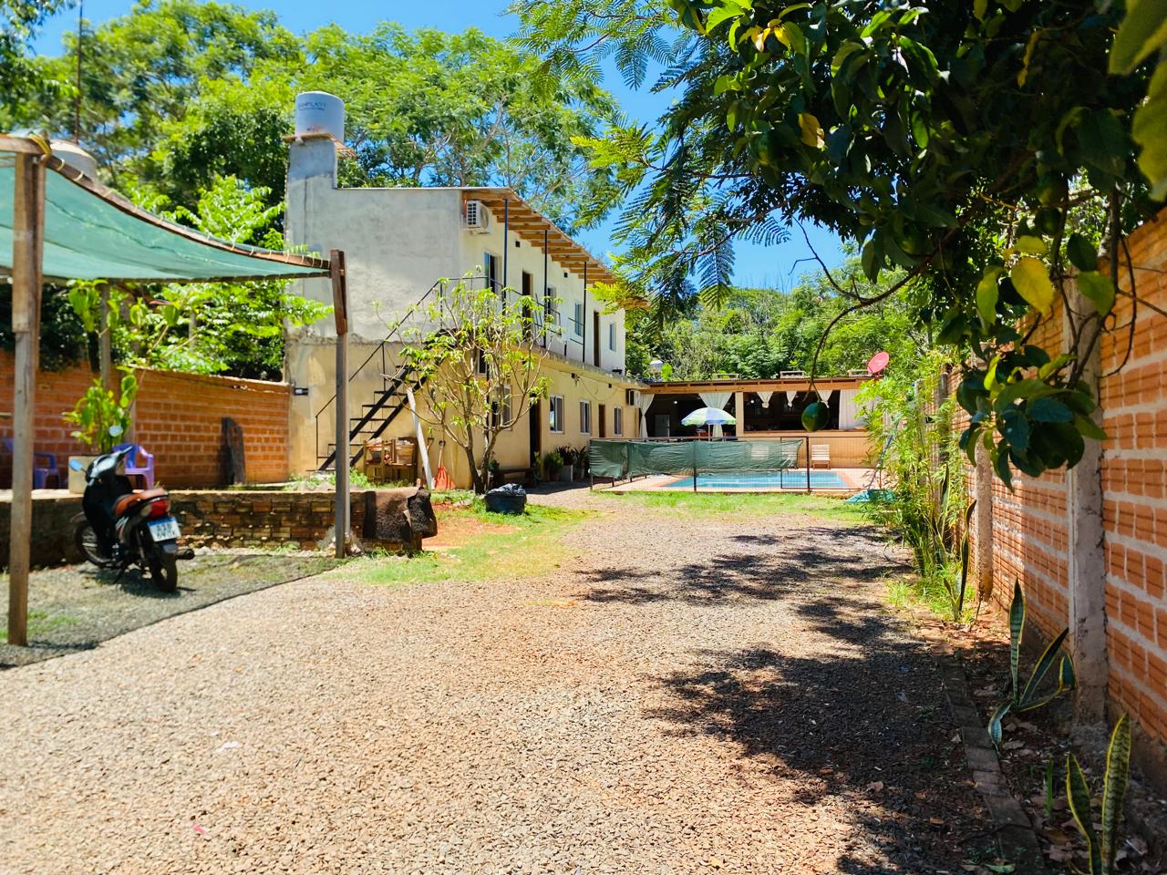 Vista general del complejo Selva Iguazú con estacionamiento y vegetación